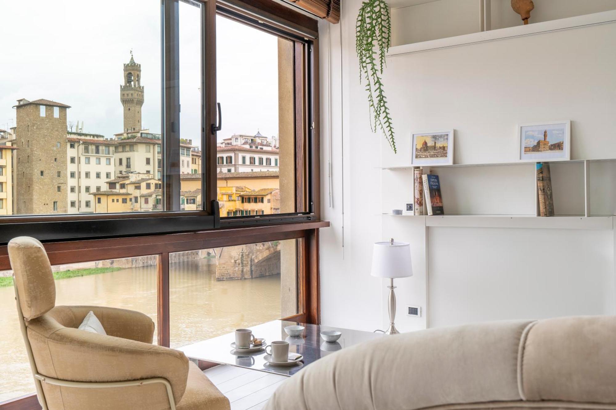 Ponte Vecchio Vista -floating On The Arno- Florença
